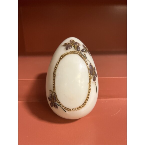 Elegant White Egg-Shaped Trinket Box with Floral Detail - Picture 1 of 6